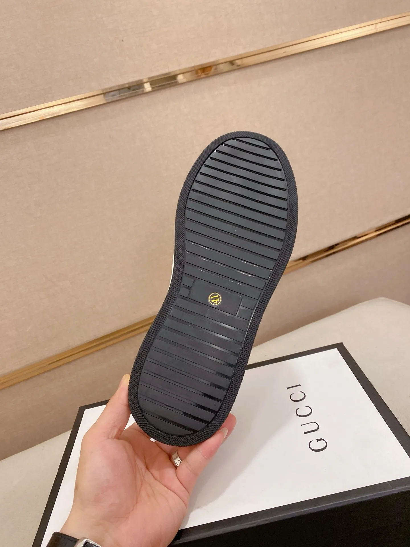 Men's Men's Shoes💰 420💰【Gucci】Gucci men's latest series of casual shoes! The official website is built 1:1. The upper is made of imported high-quality cowhide, and the lining is made of high-quality sheepskin, which is soft and comfortable. Picky selection of materials and exquisite workmanship give you the best enjoyment. Number of yards: 38-44 yards.